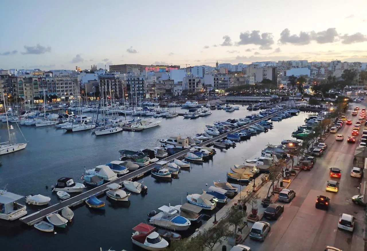 2 Bedroom, Bright & Central Top Floor Apartment - 5 Msida