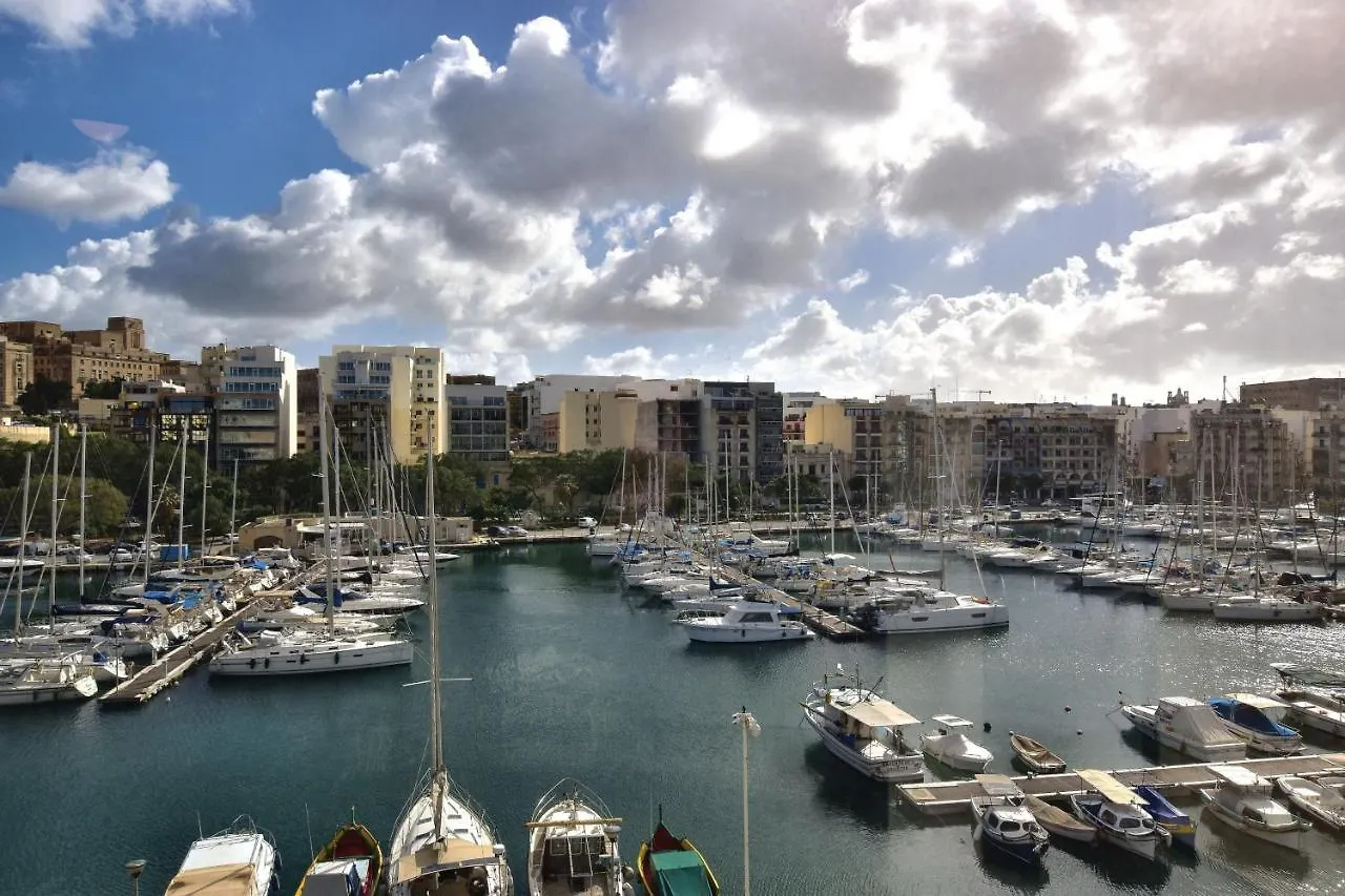 2 Bedroom, Bright & Central Top Floor Apartment - 5 Msida